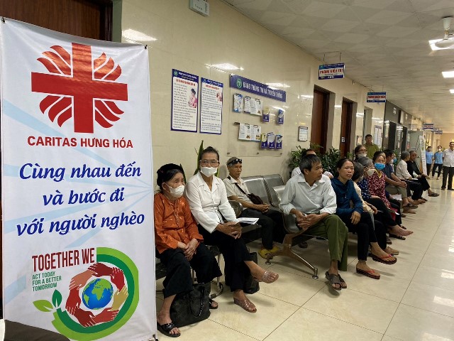 Caritas Hưng Hóa thực hiện chương trình khám mắt